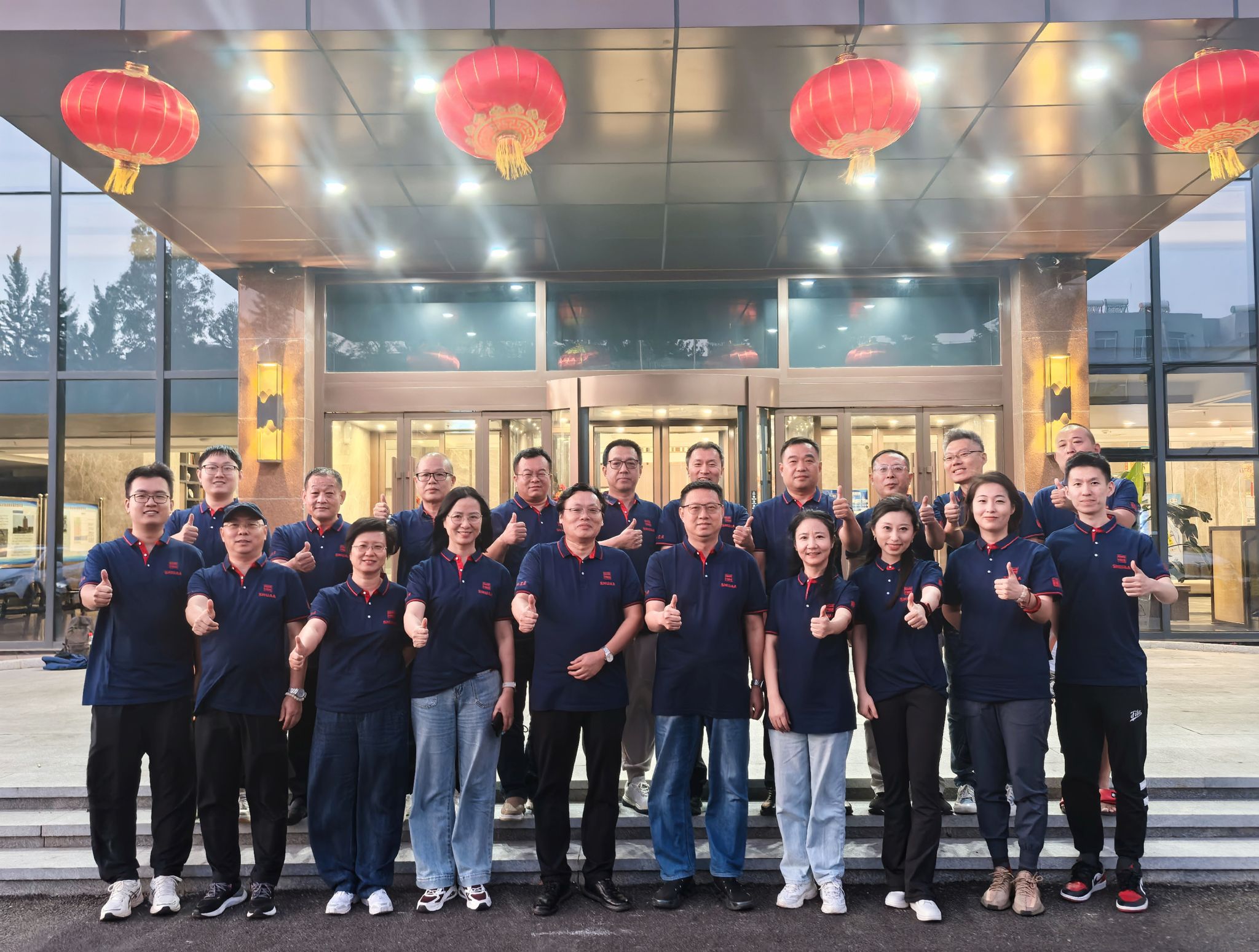 9-室外合影_1.jpg 9-室外合影_1.jpg